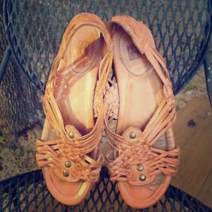 Frye "Lawson" like new harrachi flat sandals