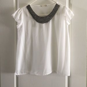 Whit top with jeweled collar