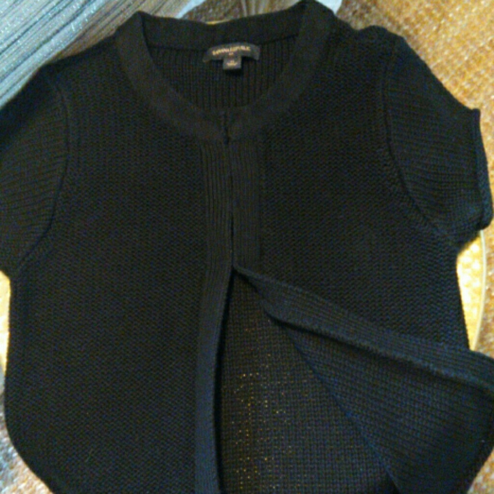 Mini waist lenght sweater with top closure