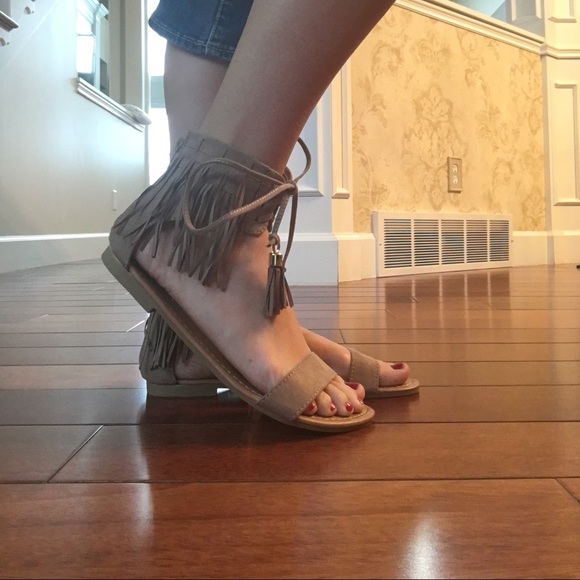 🚨Taupe fringe sandal🏝 - Picture 3 of 5