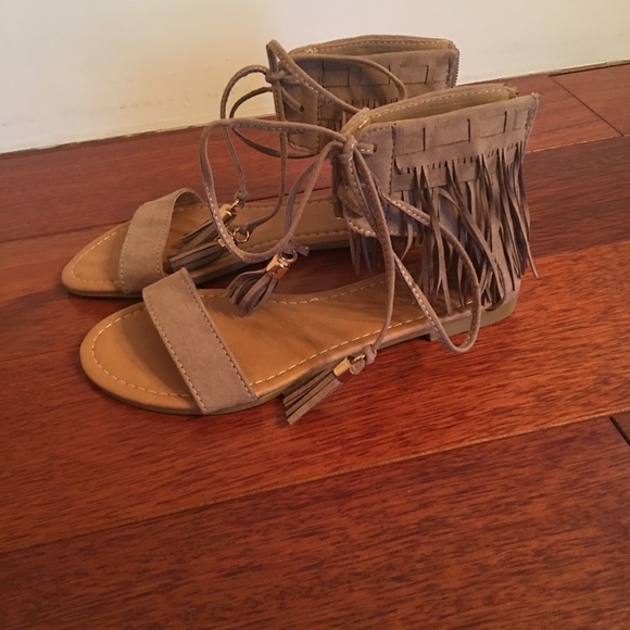 🚨Taupe fringe sandal🏝 - Picture 4 of 5