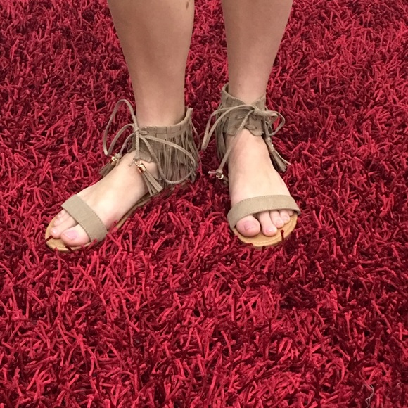 🚨Taupe fringe sandal🏝 - Picture 5 of 5