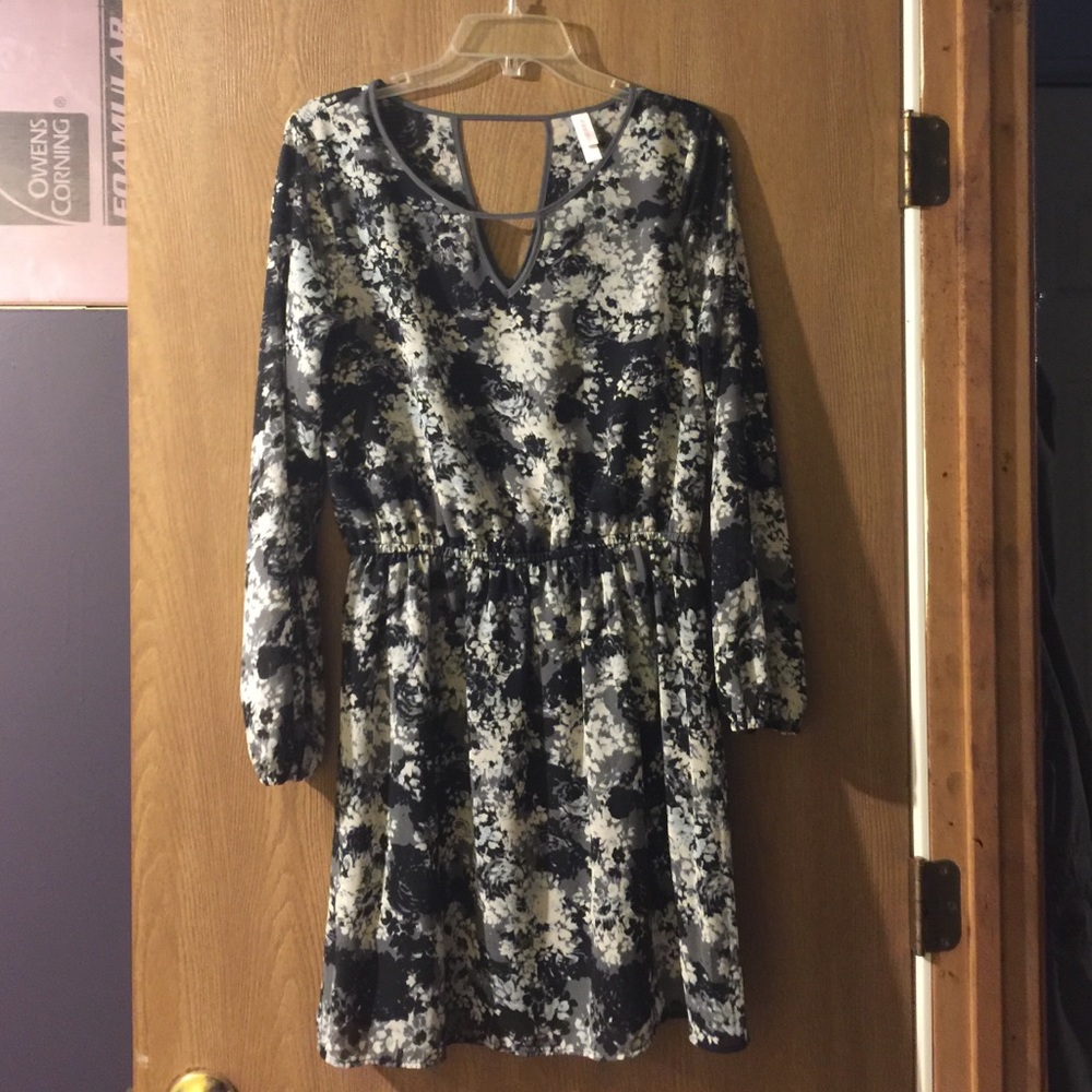 Floral black and gray blousy dress size L