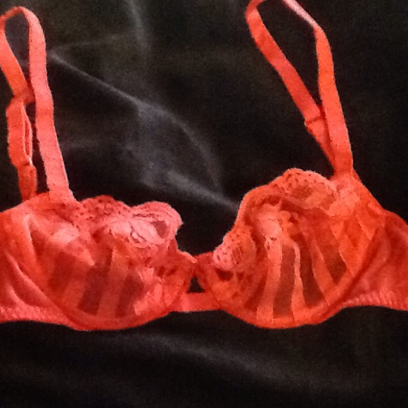 VICTORIA SECRET Other - 32B Victoria secret NWOT VINTAGE design bra💄👄🌹