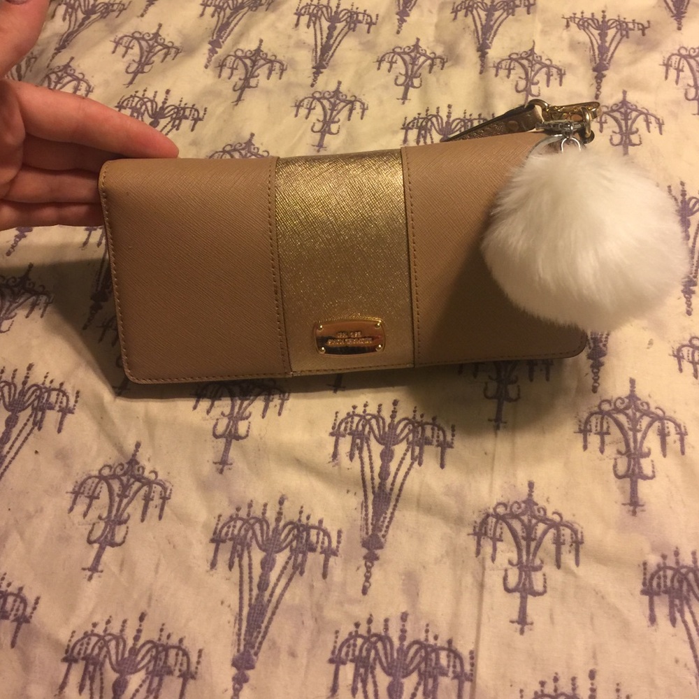 White purse pom Pom