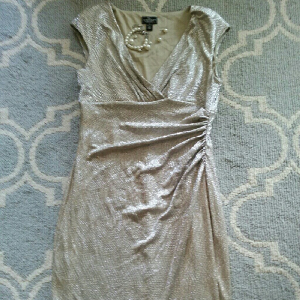 Beautifull gold and silver dress for any ocassion.