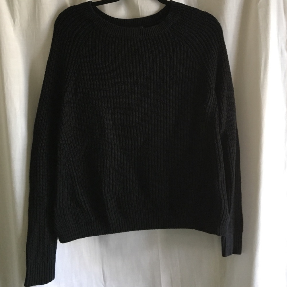 Black cable knit sweater, side slit, knit details.
