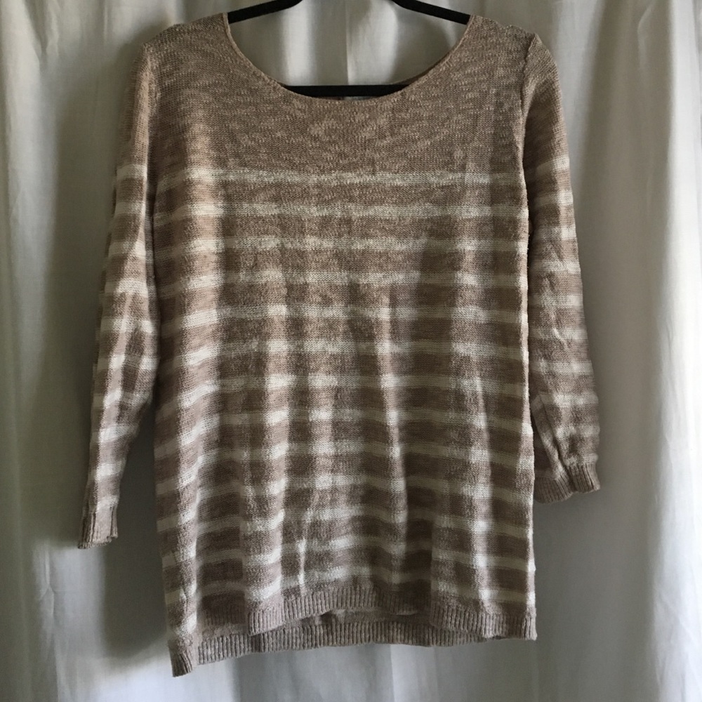 3/4 sleeve crew neck sweater.