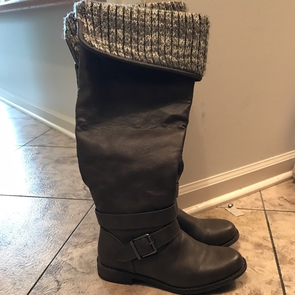Brown/grey boots with accented folds