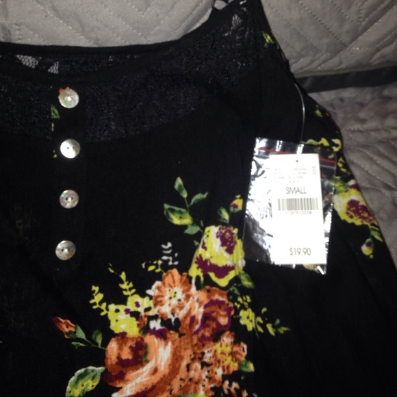 Wet seal tank top - Picture 2 of 4