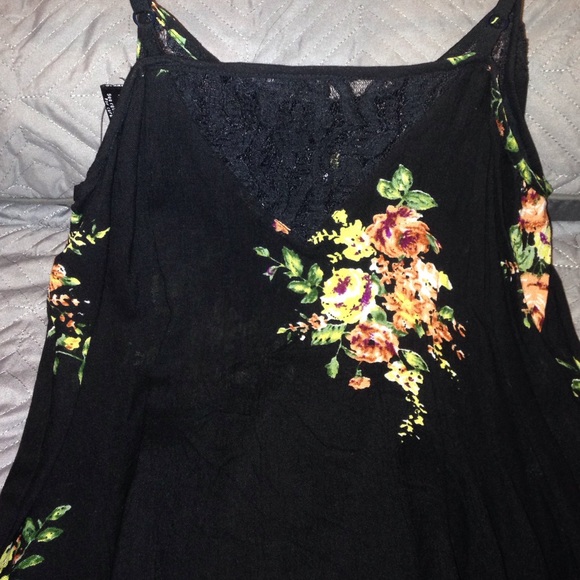 Wet seal tank top - Picture 3 of 4