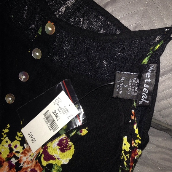 Wet seal tank top - Picture 4 of 4