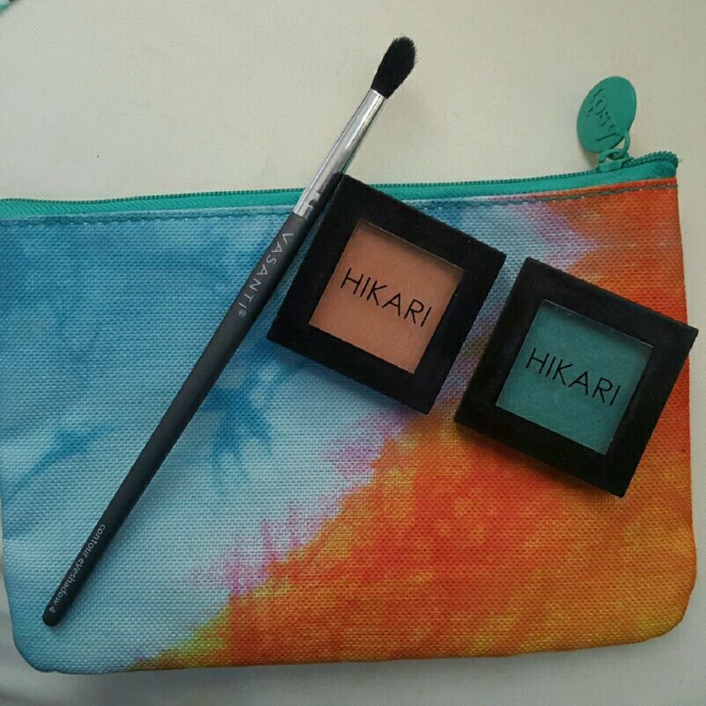 2 brand new hikari eyeshadows and brush