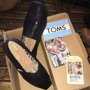 BRAND NEW NEVER WORN Black glitter TOMS size 8.5