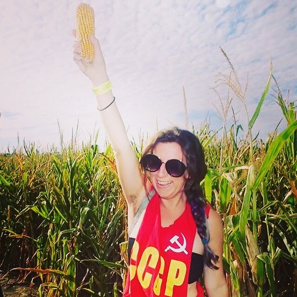 Meet your Posher, Aviva - Picture 3 of 3