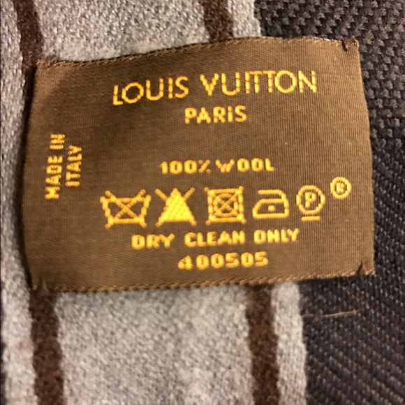 SOLD on M 💯 authentic Louis Vuitton Navy scarf - Picture 3 of 4