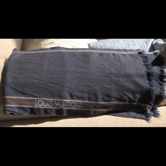 SOLD on M 💯 authentic Louis Vuitton Navy scarf - Picture 2 of 4