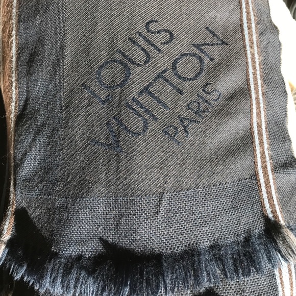 SOLD on M 💯 authentic Louis Vuitton Navy scarf - Picture 4 of 4