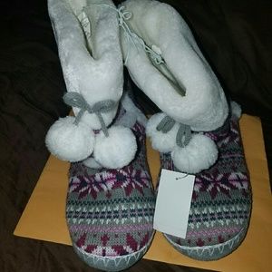 Slippers/ house shoes