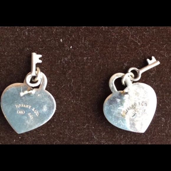 💥SALE💥TIFFANY&CO VINTAGE HEART PADLOCK EARINGS - Picture 2 of 2