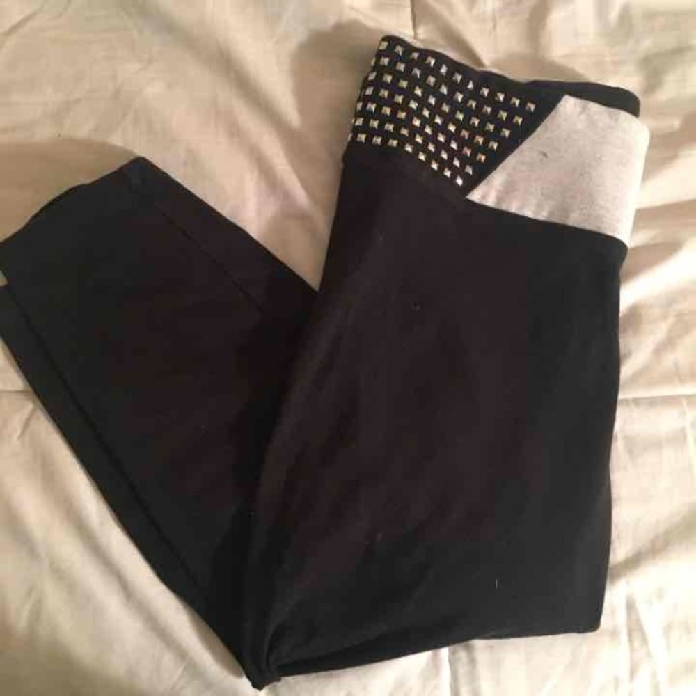 Studded crop VS Pink yogas