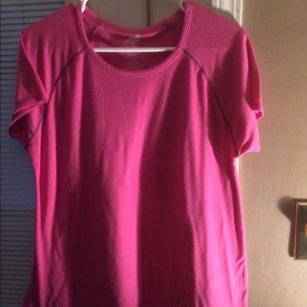 Avis work out shirt