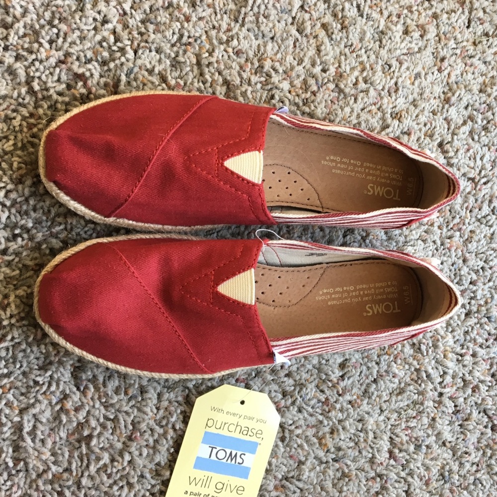 TOMS women's classic in university red