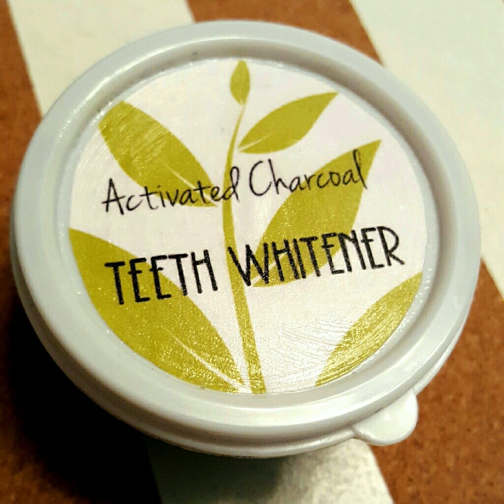 ACTIVATED CHARCOAL TEETH WHITENER