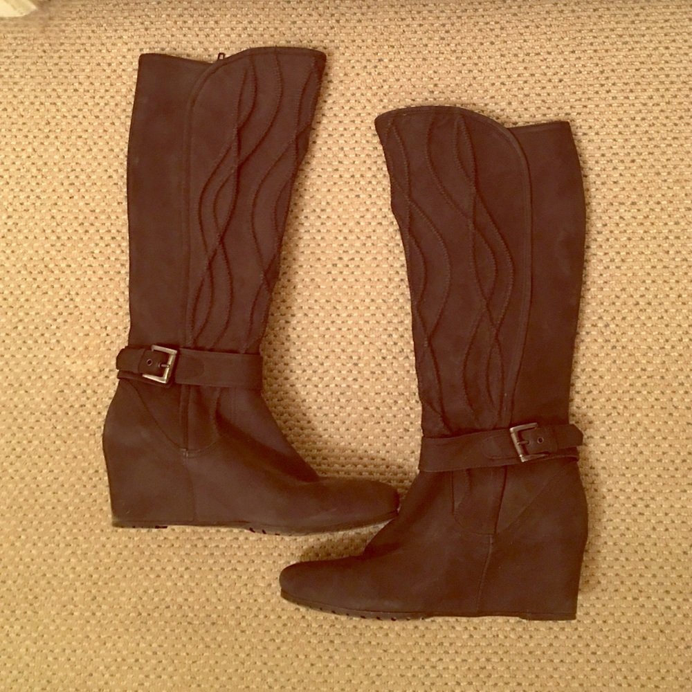 Suede wedge boot