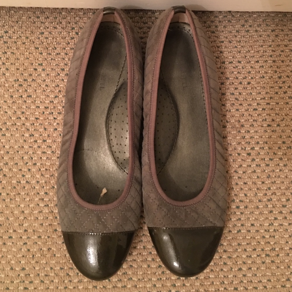 Suede flat with shiny toe