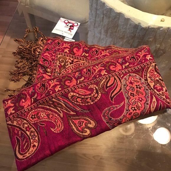 ✨🆕 NWT- Beautiful Scarve✨ SOLD💫 - Picture 2 of 6