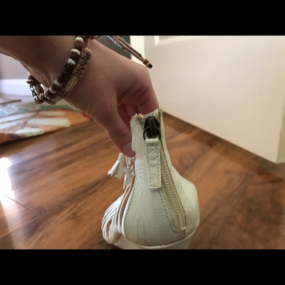 Detailed High Heels - Picture 3 of 3