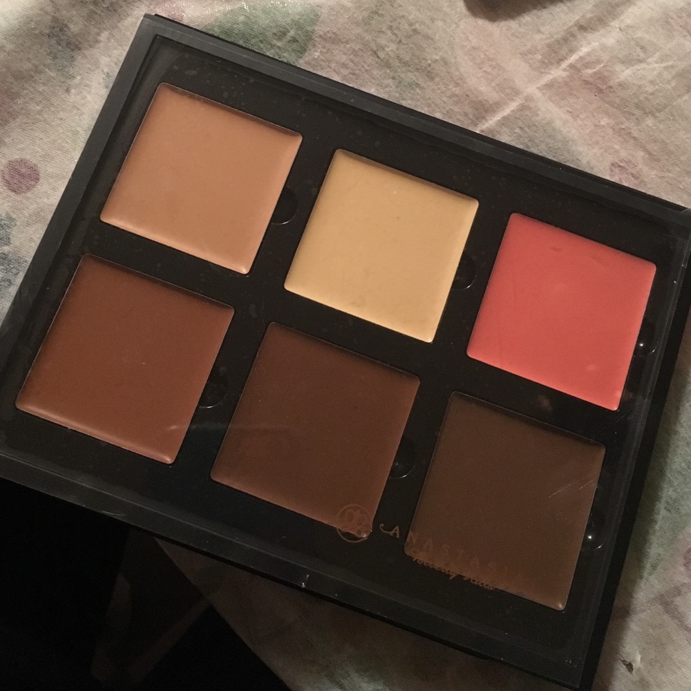 NEVER USED ANASTASIA MAKEUP