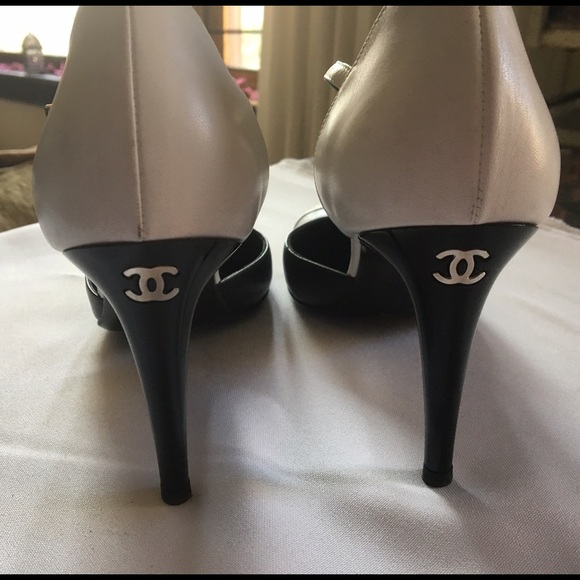 Auth-Chanel black & white leather heels size 38 - Picture 2 of 8