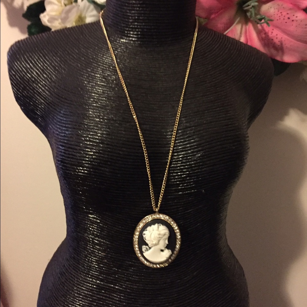Gorgeous cameo necklace