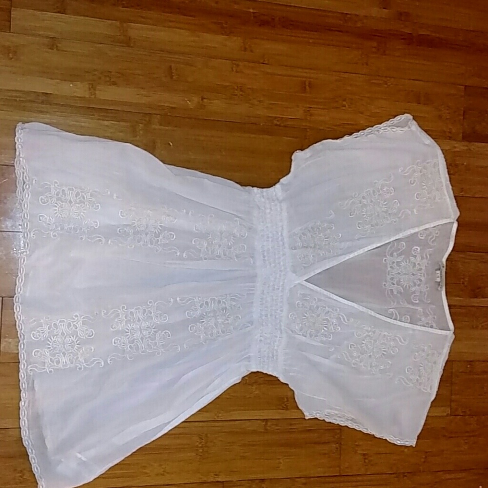 🌺FINAL PRICE 🌺 Pretty detailed white blouse