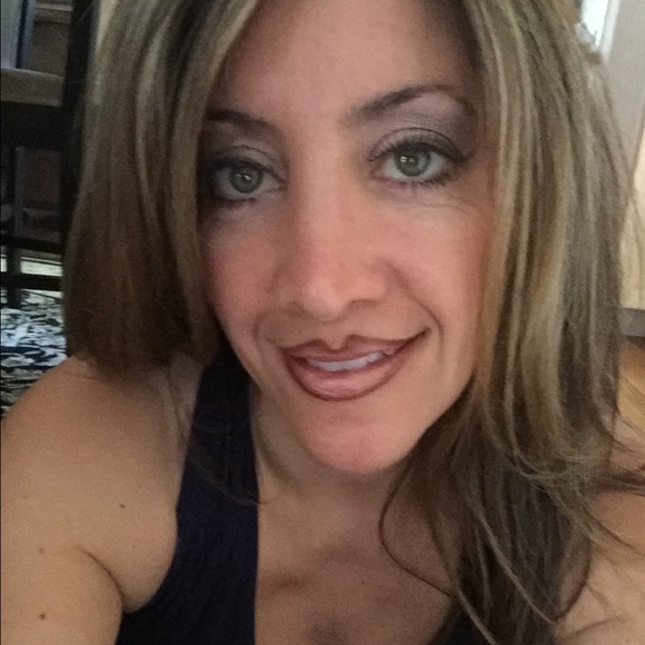 Meet your Posher, Stephanie - Picture 3 of 4