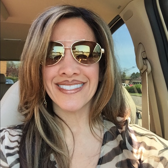 Meet your Posher, Stephanie - Picture 2 of 4