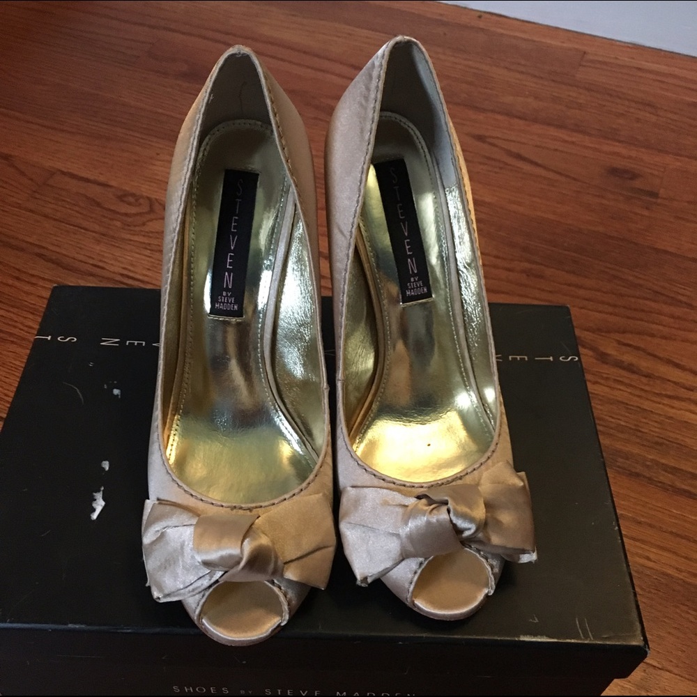 Satin Champagne pumps with a vintage feel