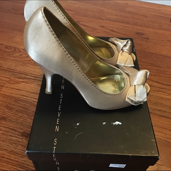 Satin Champagne pumps with a vintage feel - Picture 2 of 4