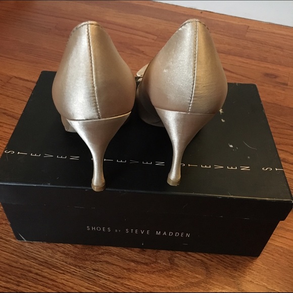 Satin Champagne pumps with a vintage feel - Picture 3 of 4