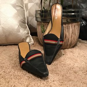 Unisa dark blue mule with ribbon accent.