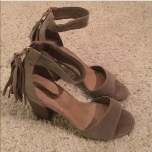 Nude strappy sandal thick heel