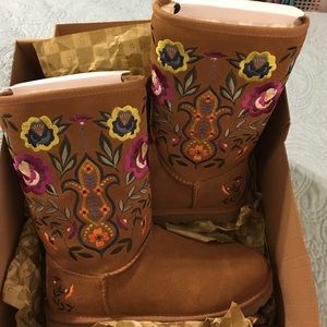 👀👀UGG Juliette embroidered boots. 👀👀Beautiful!