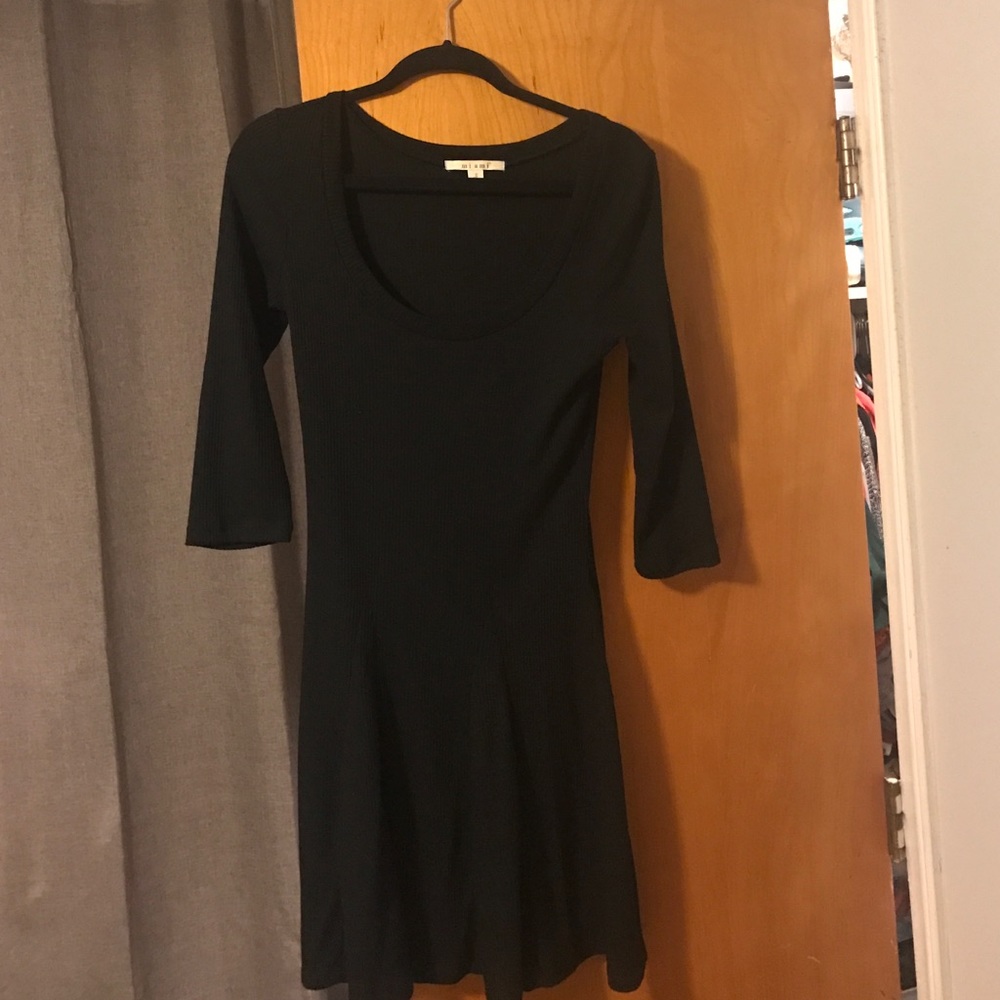 Black dress. Quarter sleeves.