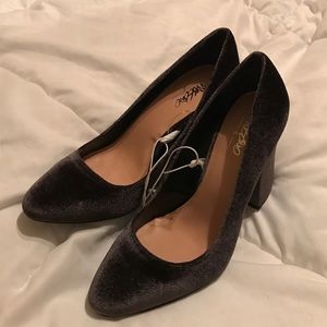 Grey velvet pumps