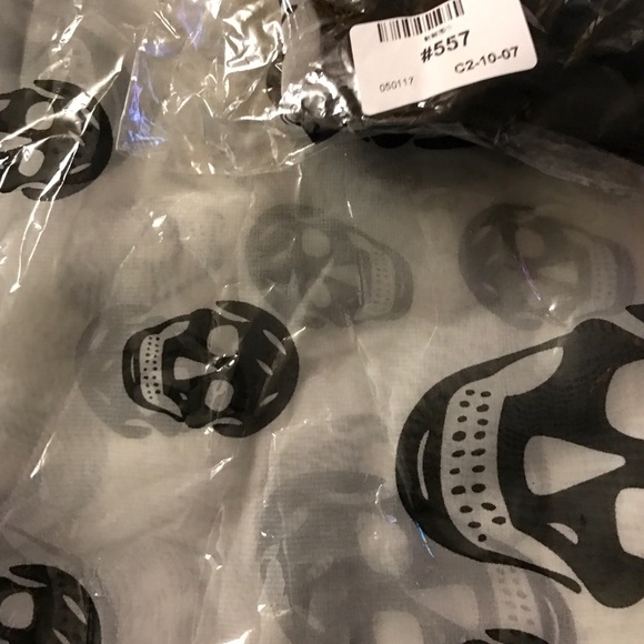 White Scull scarf - Picture 4 of 5