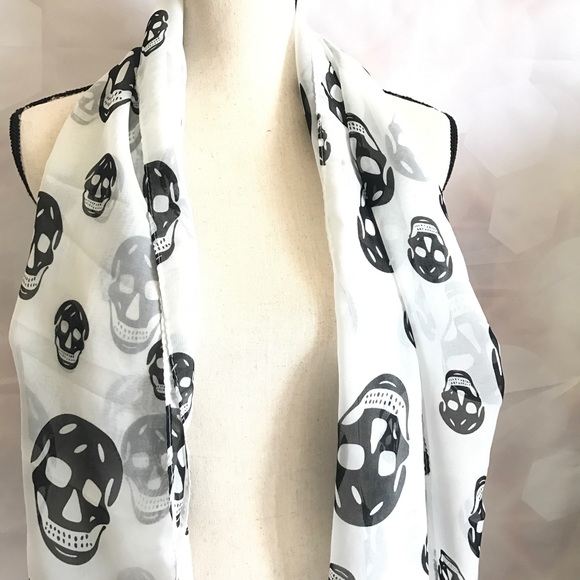 White Scull scarf - Picture 2 of 5