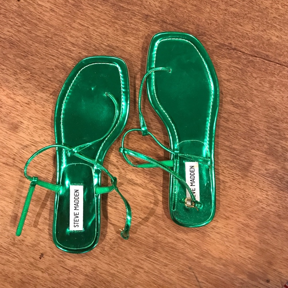 Strapped vibrant green STEVE MADDEN sandals Size 7
