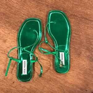 Strapped vibrant green STEVE MADDEN sandals Size 7
